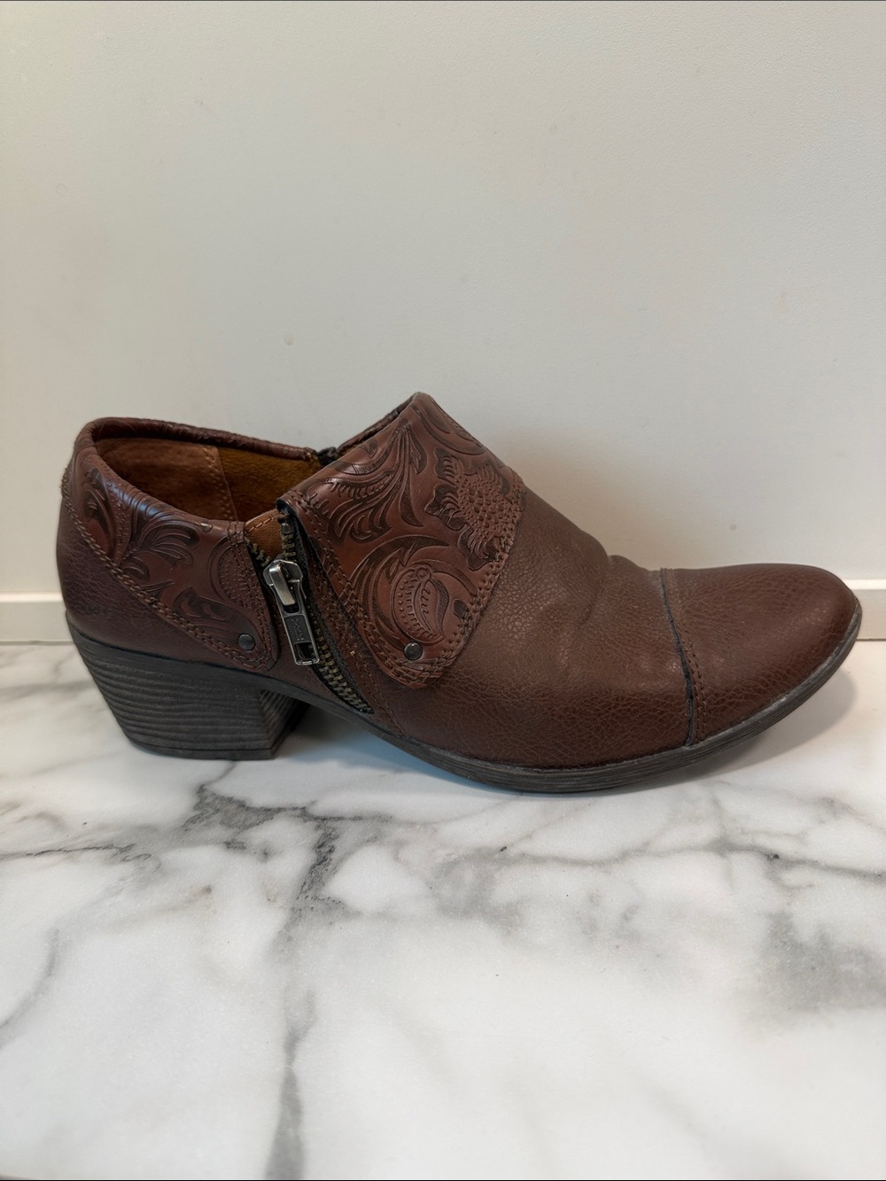 b.o.c Shoes Womens Size 7.5 Brown Embossed Floral Ankle Booties Block Heel Zip